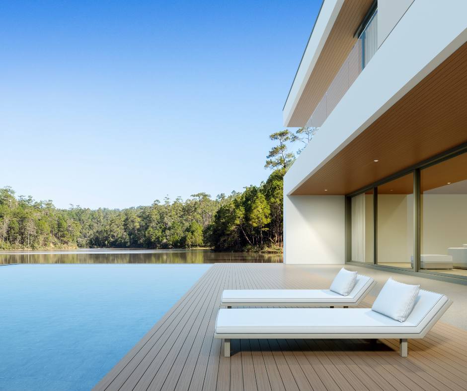 Wpływ wiatrów i wilgoci na elewacje domów na Mazurach