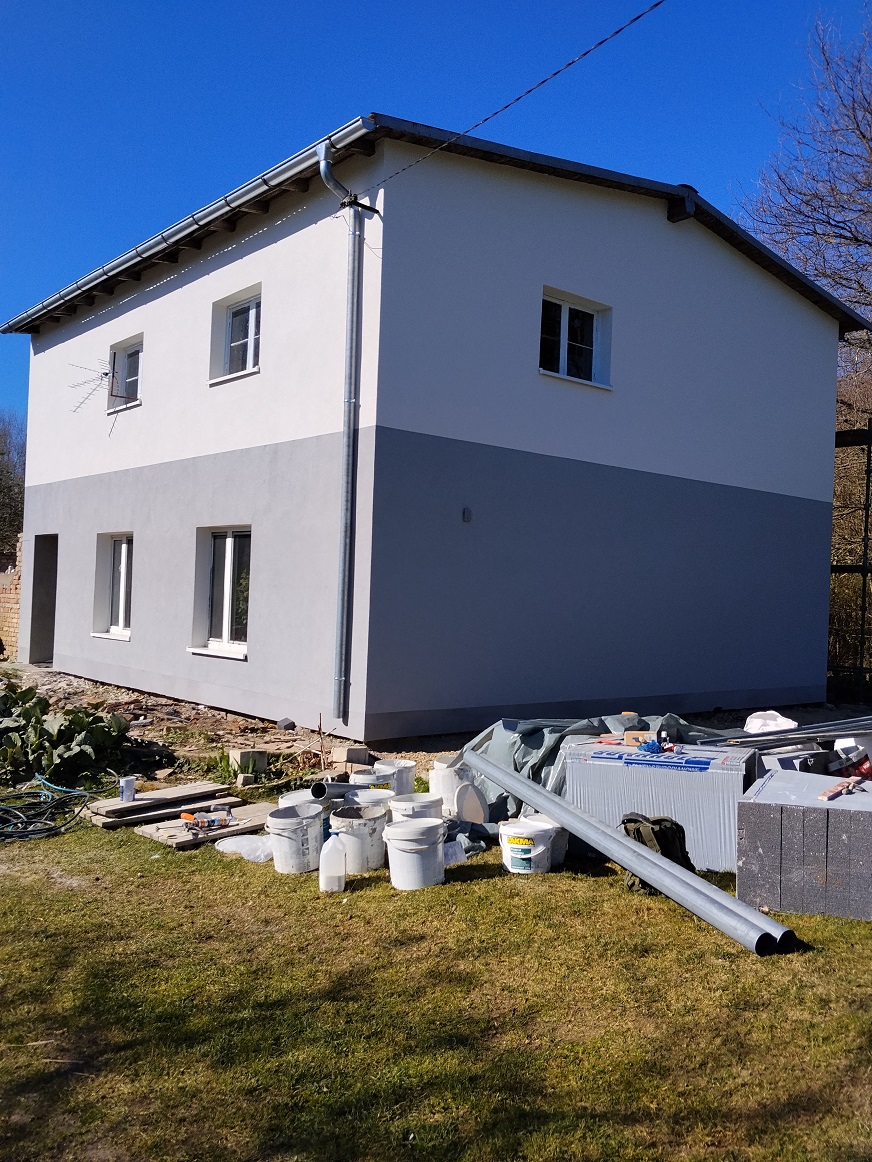 Realizacja docieplenia Warmińsko-Mazurskie - przed i po styropian grafitowy tynk silikatowo-silikonowy